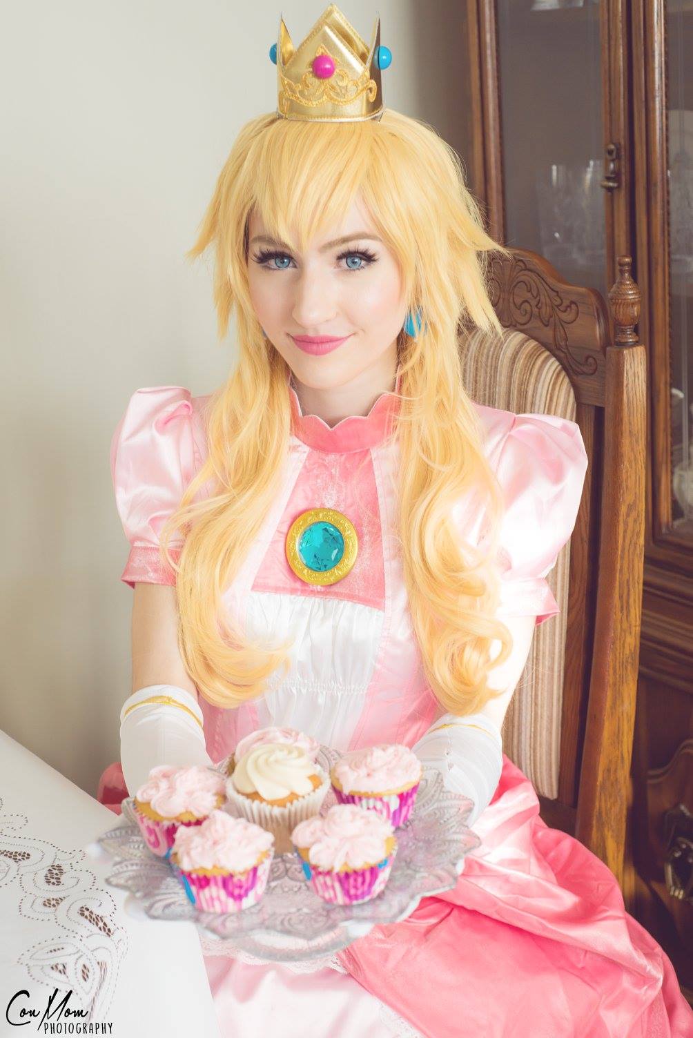Luxlo Cosplay: Princess Peach