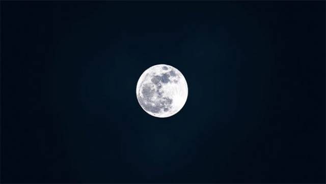 It's the moon!: In 2011, a British man in Canterbury dialed 999 (British emergency number) to report a massive light source above his house. The dispatcher told him that she would look into it, but the man called back 2 minutes later saying, “You won’t believe this…it’s the moon!”