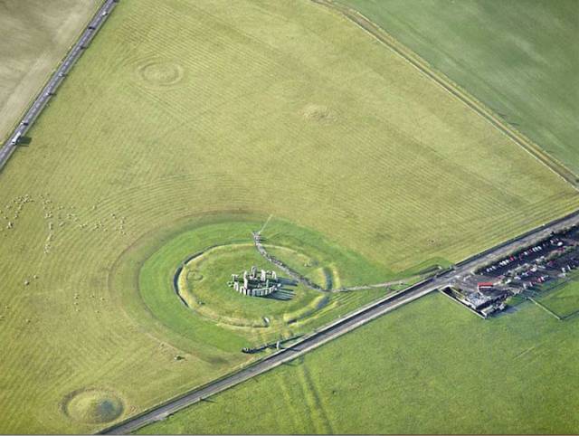 Stonehenge: rocks in a field.