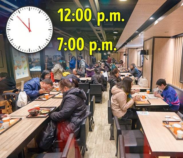 The best time for fast food. The perfect time to go to a fast food place is during so-called "busy hours" (the time between 11:00 a.m. and 1:00 p.m. and the period between 6:00 p.m. and 8:00 p.m.). It is not easy to get a table, but this is the time when fresh food is being served.