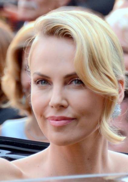 Charlize Theron knows 26 dialects of Afrikaans: Charlize grew up on a South African farm, where she spoke the local language to her peers. The actress learned English because of TV, which explains her beautiful strong accent.