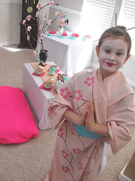 A Utah mom has recently made a Japanese-themed birthday party for her daughter, Caitlyn, but Tumblr as always found a note of racism in this. So that’s where a Japanese person had to intervene to explain what real racism is and how it is different from cultural appropriation and cultural appreciation.