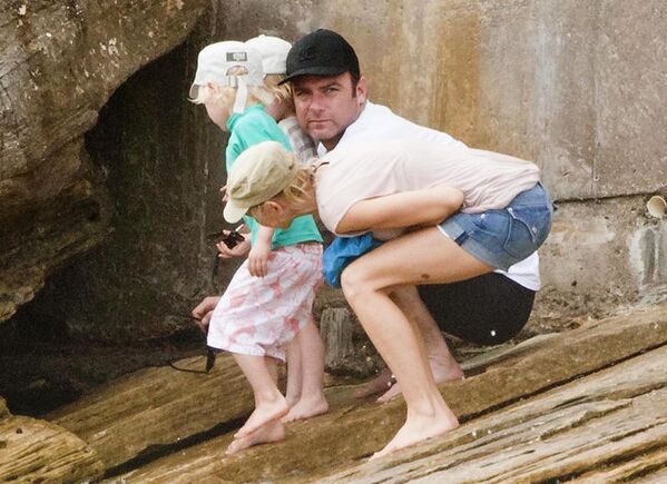 funny optical illusions - perfectly timed family photo
