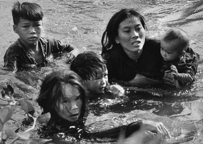 Amazing Pulitzer Prize Winning Photos - world press photo 1965 kyoichi sawada -