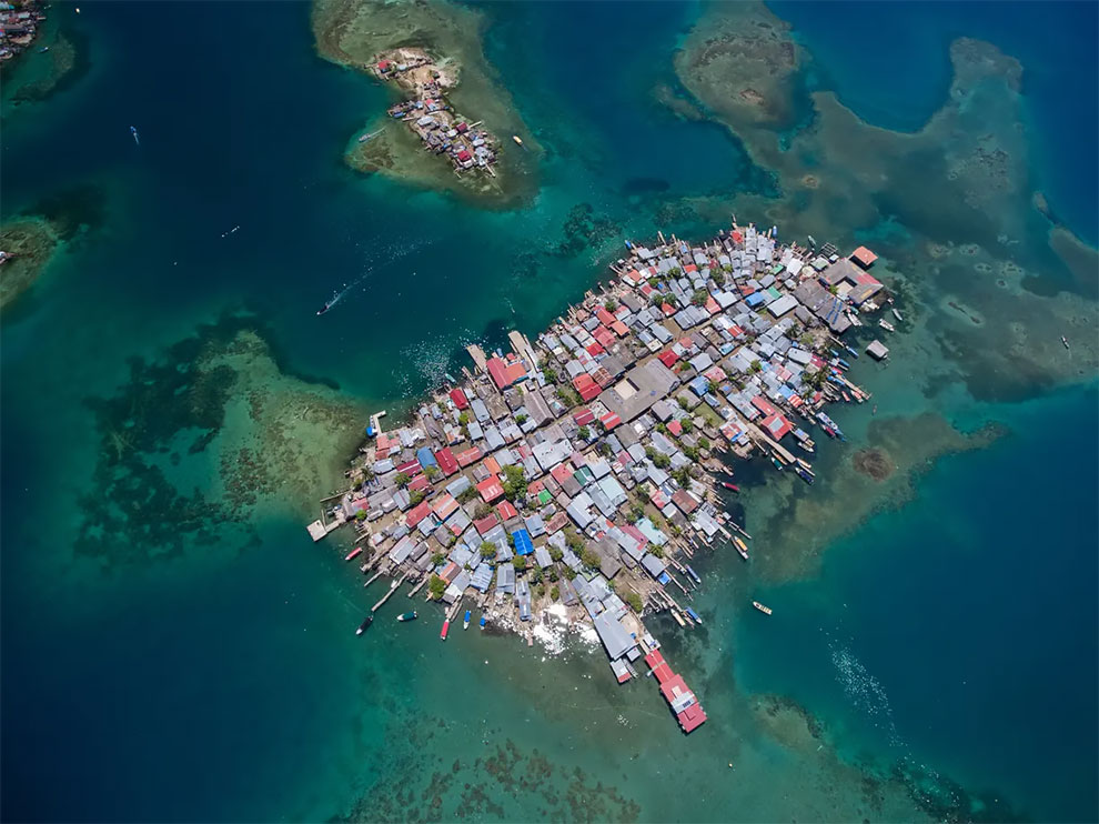 Marine conservation photographer of the year 2021. Aerial View of a Crowded Island in Guna Yala by Karim Iliya (US) taken in Guna Yala, Panama.