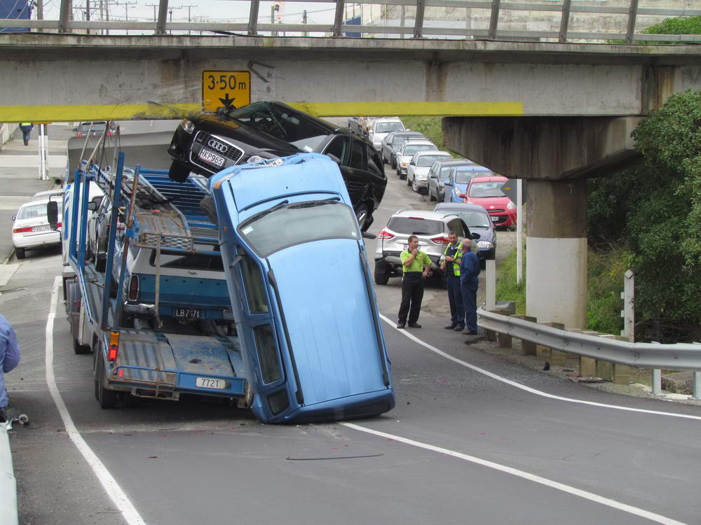 epic fails - car transporter hits bridge - 3.50m orto Hkp 965 LB271 772T
