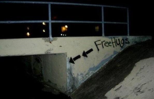 free hugs bridge - FreeHugs.