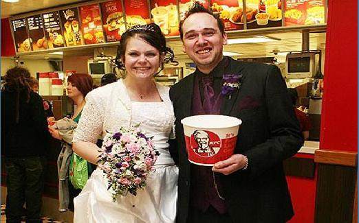 Gareth Pritchard and Kalli Buchan had a feast with their guests with about 320 worth of chicken and fries. The brides parents had gotten married at a McDonalds in Bristol in 1989, and the newlywed couple wanted to carry on the fast food tradition.