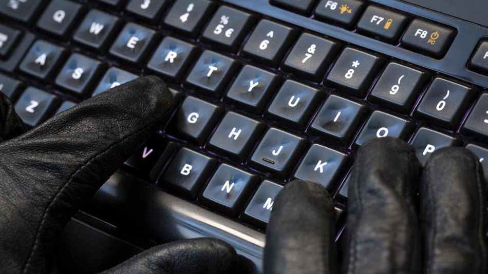 Do hackers really use leather gloves?