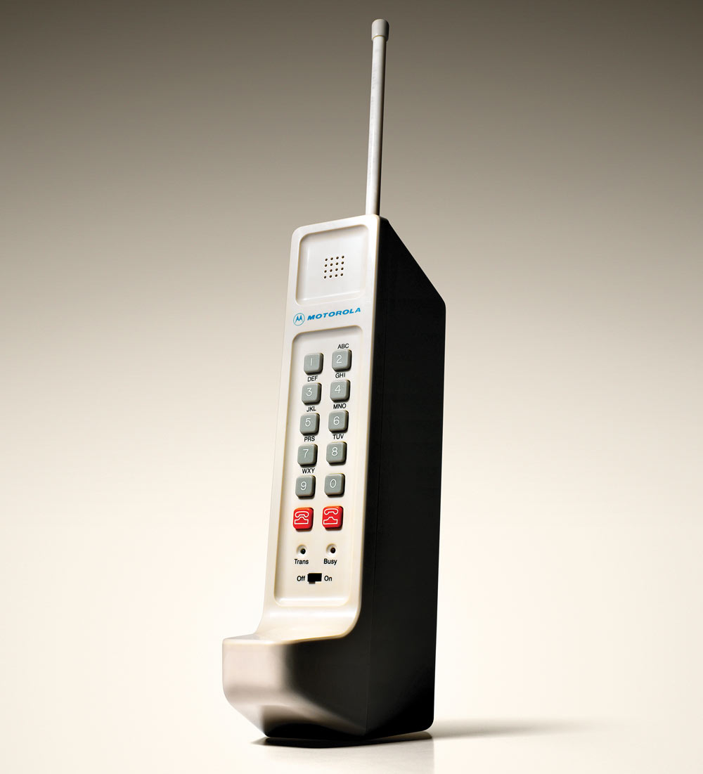 Motorola DynaTAC, 1973. Martin Cooper built the world's first cell phone is just 90 days. Without large-scale integrated circuits, engineers had to stuff thousands of resistors, capacitors, inductors, and ceramic filters into a 4.4-pound package.