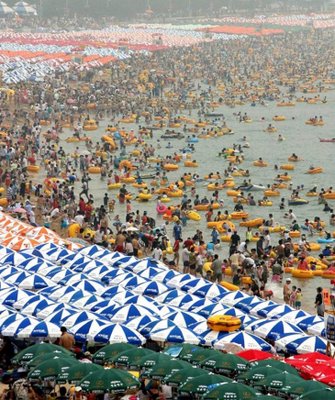Crowded Chinese beaches