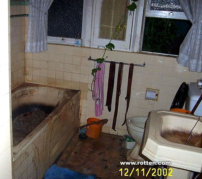 man boiled in bathtub - 12112002