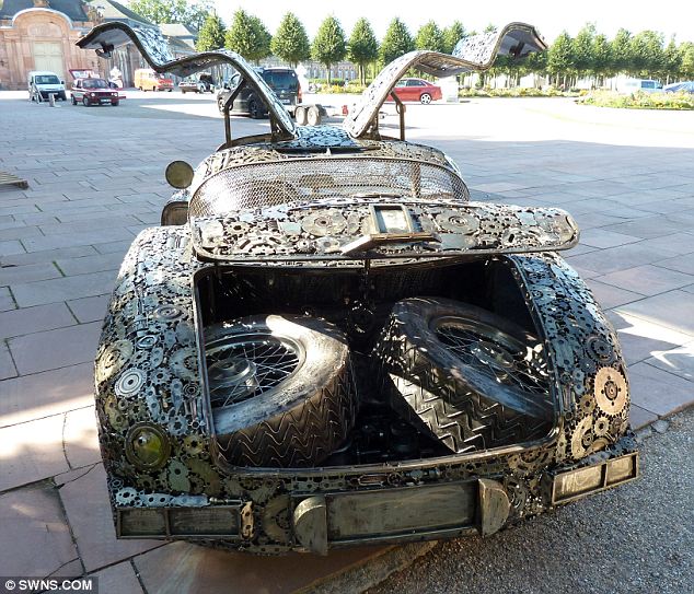 Mercedes 300 SLR recreated out of 10,000 pieces of scrap metal