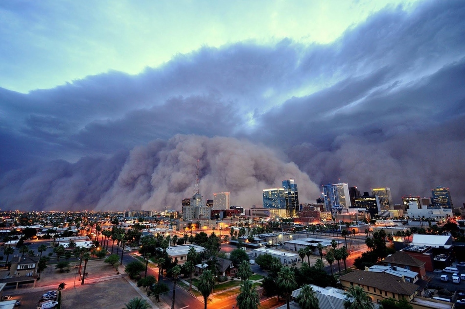 A monstrous dust storm (Haboob) roared through Phoenix, Arizona in July.