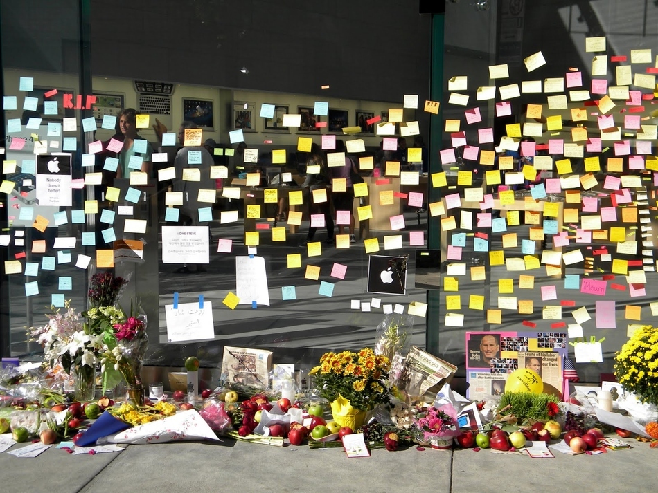 A makeshift Steve Jobs memorial at the Apple Store in SOHO New York.