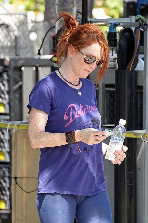 Actress Julianne Moore with a camel toe.
