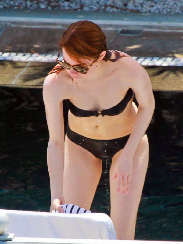 The Sexy Emma Stone Getting Wet In Her Bikini At The Beach.