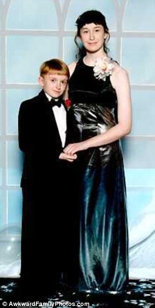 16 Awkward Prom Pictures
