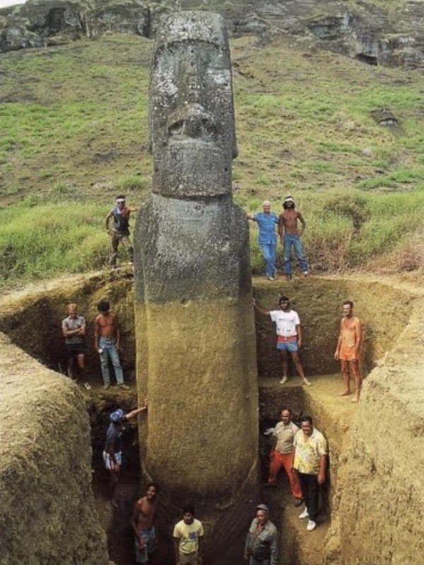 Some people think there was a tsunami that finished the civilization. Tourists didn't know that under their feet there was a hidden treasure. The statues don't seem to have been manually buried, but that a giant flux of dirt must have buried them, it seems that civilization disappeared all at once.