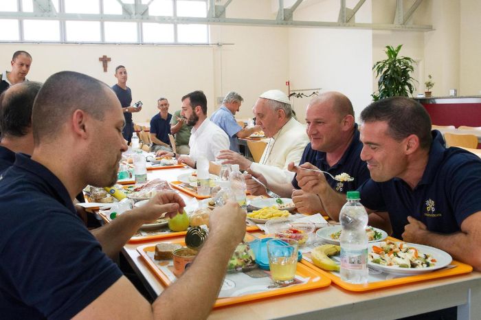Im not very religious, but Pope Francis has my respect.here he is eating lunch with the common folk