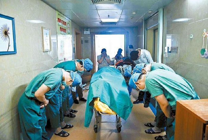 Chinese doctors bowing down to a 11 year old boy diagnosed with brain cancer who managed to save several lives by donating his organs to the hospital he was being treated in shortly before his death.