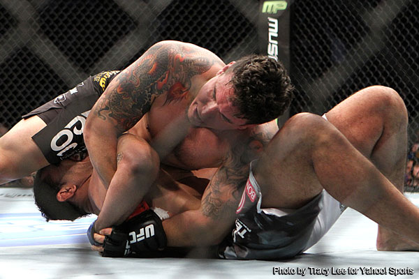 Frank Mir breaks his opponents arm UFC 12-10-2011