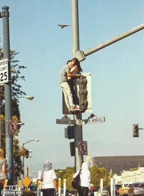 kissing couple couple photos traffic light - Speed Limit 25 Wilshire 980 Na Santa Monica Win! failblog.org