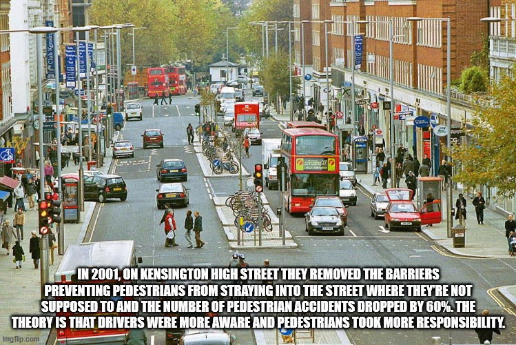 urban area - Se Te Sl Dari In 2001. On Kensington High Street They Removed The Barriers Preventing Pedestrians From Straying Into The Street Where They'Re Not Supposed To And The Number Of Pedestrian Accidents Dropped By 60%. The Theory Is That Drivers We