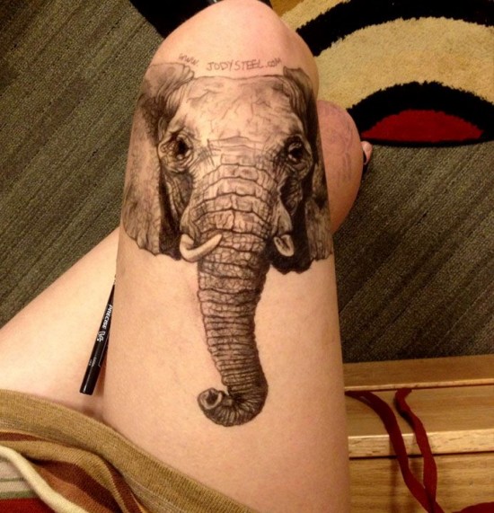 talented artist doodles on her thigh