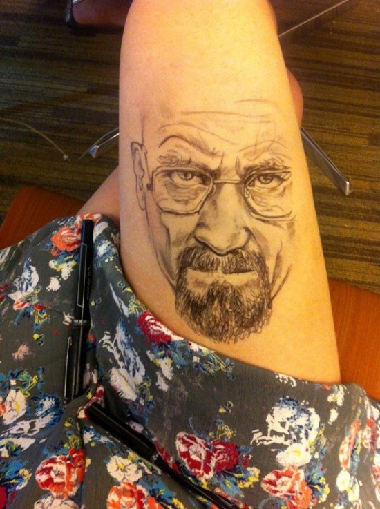 talented artist doodles on her thigh