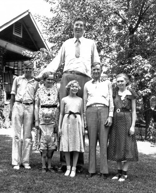 Robert with his family in 1935. At 17, he was 8' 1 and weighed 315lbs.