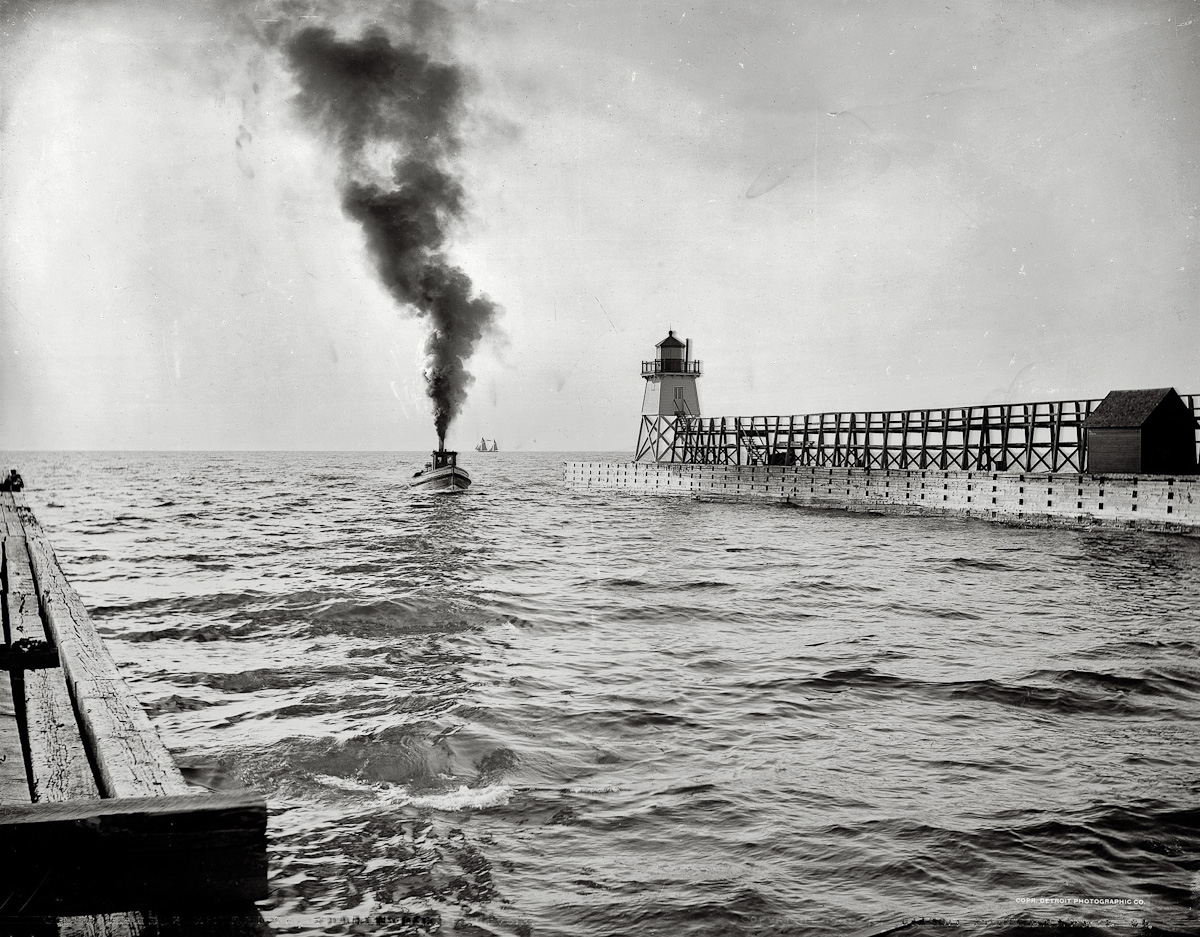 014  1900  Charlevoix , Michigan . "Harbor entrance and light house"