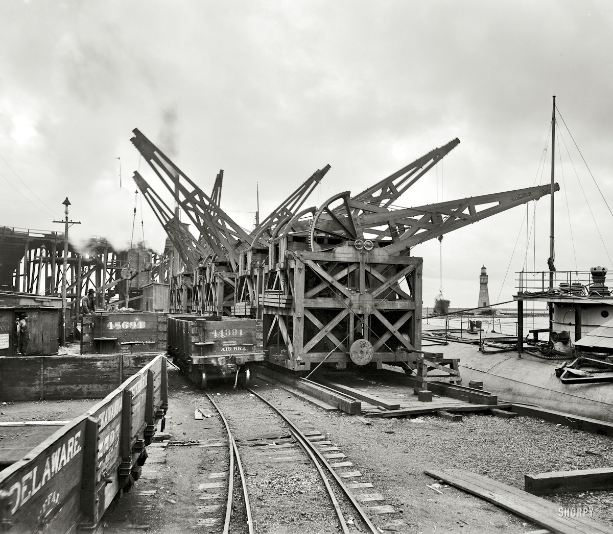 024  1901  Buffalo , New York . "Unloading ore from whaleback carrier"