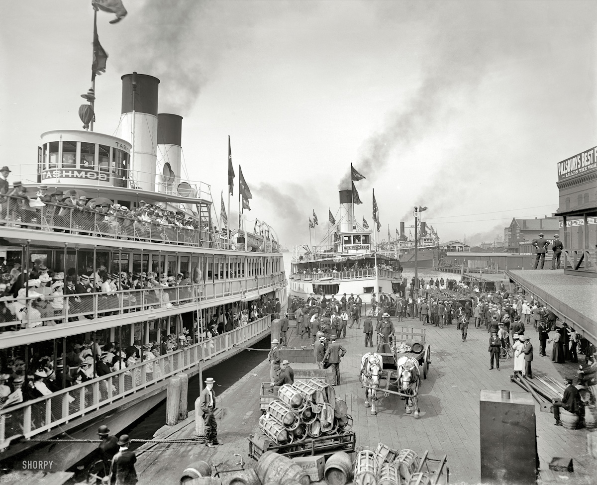 027  1901  Detroit . "Excursion steamers Tashmoo and Idlewild at wharves"
