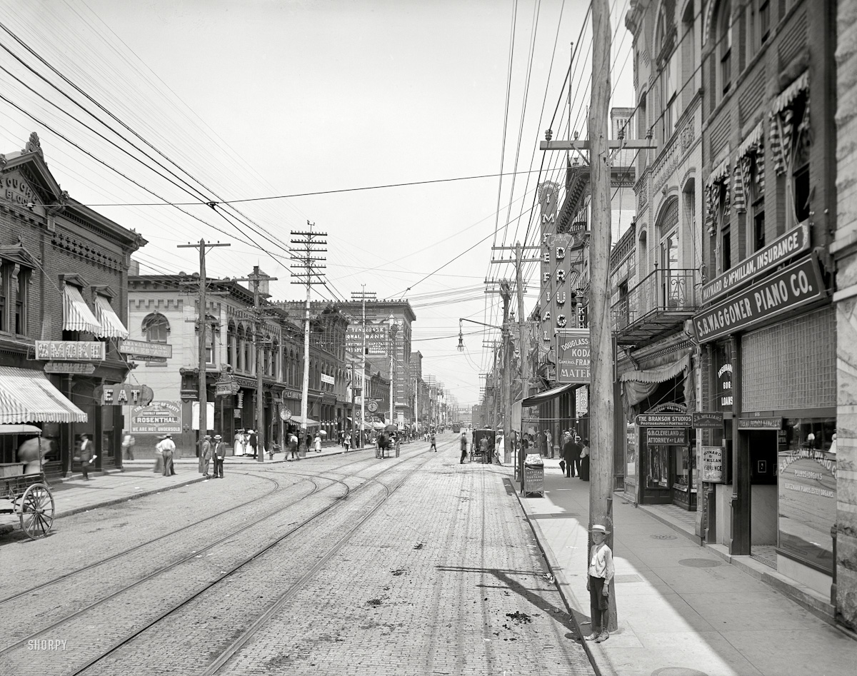 047  1905  Knoxville , Tennessee . " Gay Street looking north from Clinch Avenue "