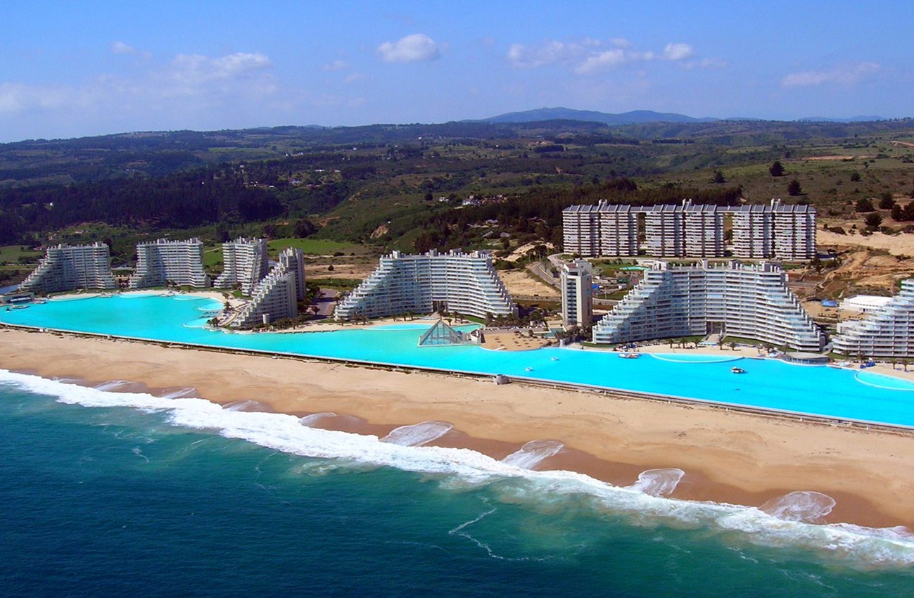 In Chile South America, the biggest pool in the world can be found. It's length is 1 kilometer! It is equivalent in size to about 6000 regular domestic pools. This pool beats the previous world record, which was hold by a pool of 150 meters in Casablanca, Morocco.
