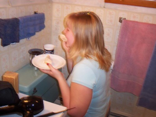 25 Filthy People Eating in the Bathroom