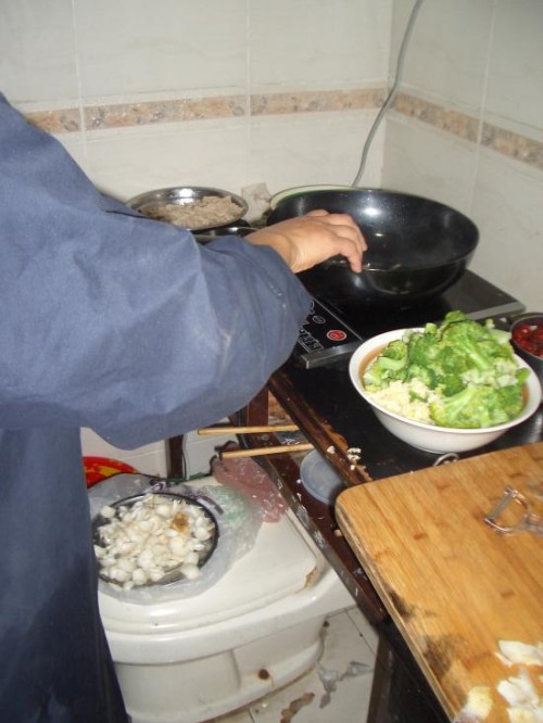 25 Filthy People Eating in the Bathroom