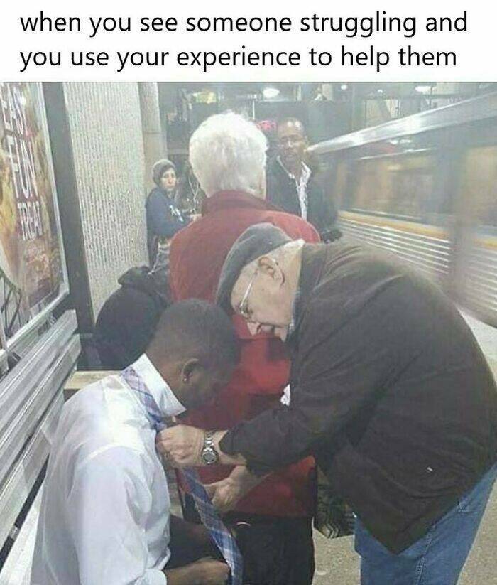 wholesome pics - man helps young person with tie subway - when you see someone struggling and you use your experience to help them Las Treal