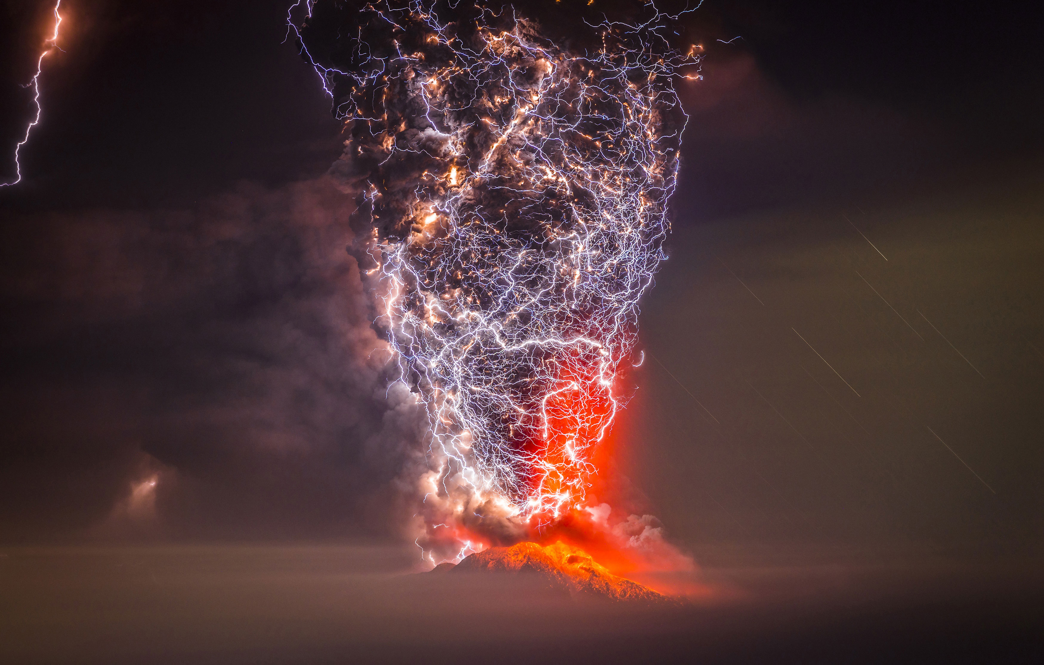 231 seconds of "dirty storm" lightning generated by the plume from the Calbuco Volcano, Chile (Francisco Negroni)