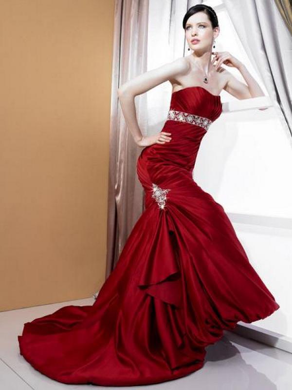 Beautiful Woman in Red Wedding Dresses