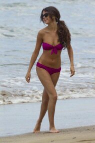 Selena Gomez goes to the beach