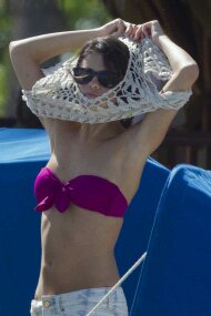 Selena Gomez goes to the beach