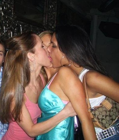 Sexy Girls Kissing Video