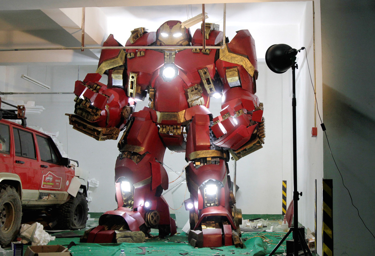 Xing Yile workied as an art teacher in the Chinese province of Henan, Xing spent his nights building the armor with an assistant in an underground parking lot.