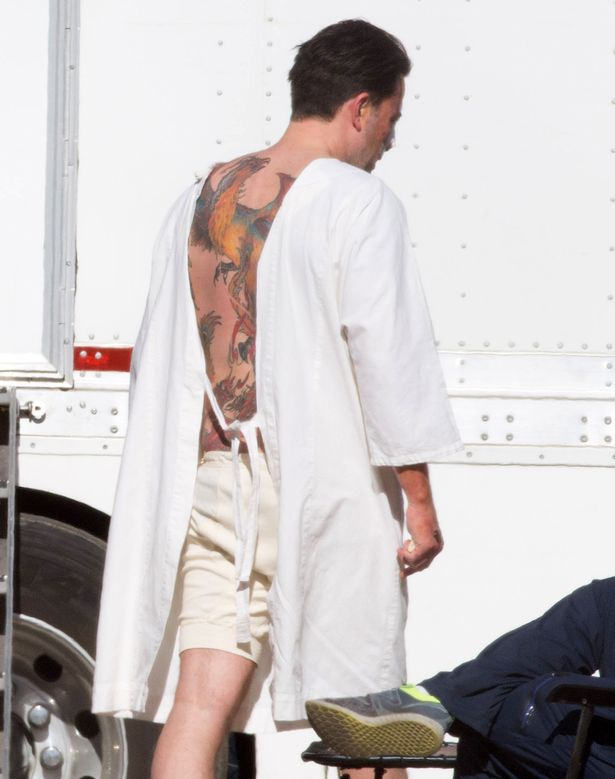 A full shot of his new tattoo was captured while Affleck was working on the Los Angeles set of his upcoming film Live by Night. It appears to be huge colourful rising phoenix which covers the actor’s entire back.