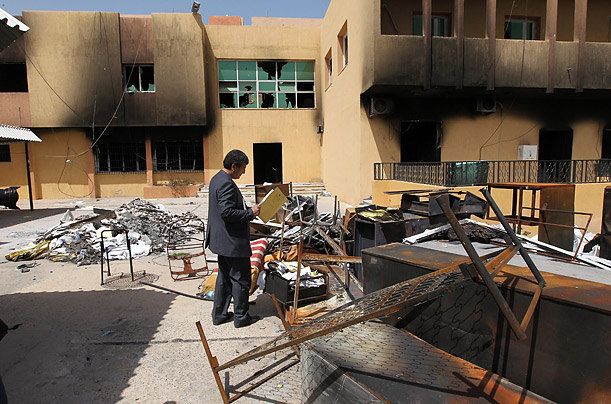Libya Police Station Gets Looted by Rebels
