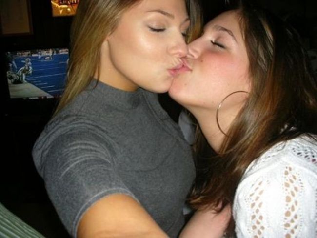 Two hotties makin out
