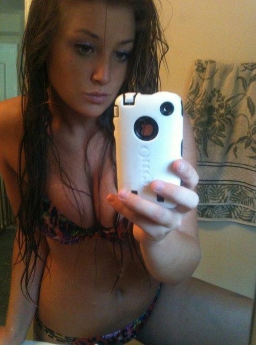 Chicks With Their iPhone