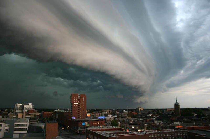 Shelf Clouds: Cool, sinking air from a storm clouds downdraft spreads out across the land surface, with the leading edge called a gust front.